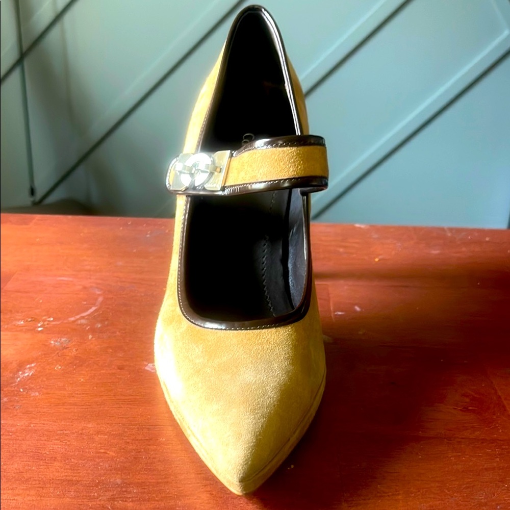 Elegant Tan Women's Shoe with Strap